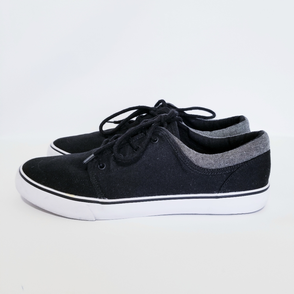 MOSSIMO Men 11 casual black canvas sneakers EUC